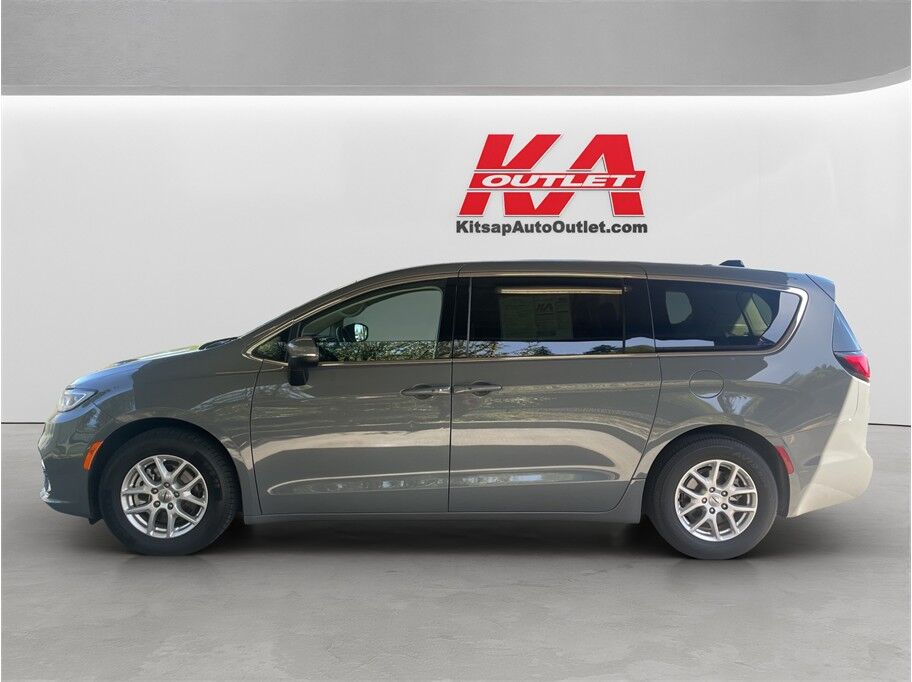 2023 Chrysler Pacifica Touring L Van 4D