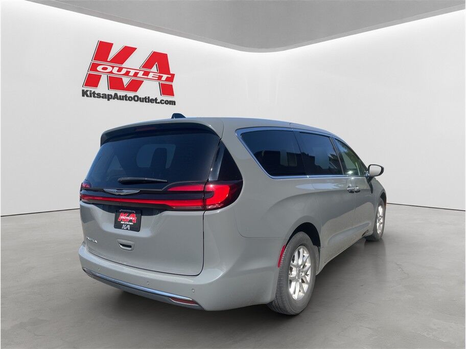 2023 Chrysler Pacifica Touring L Van 4D
