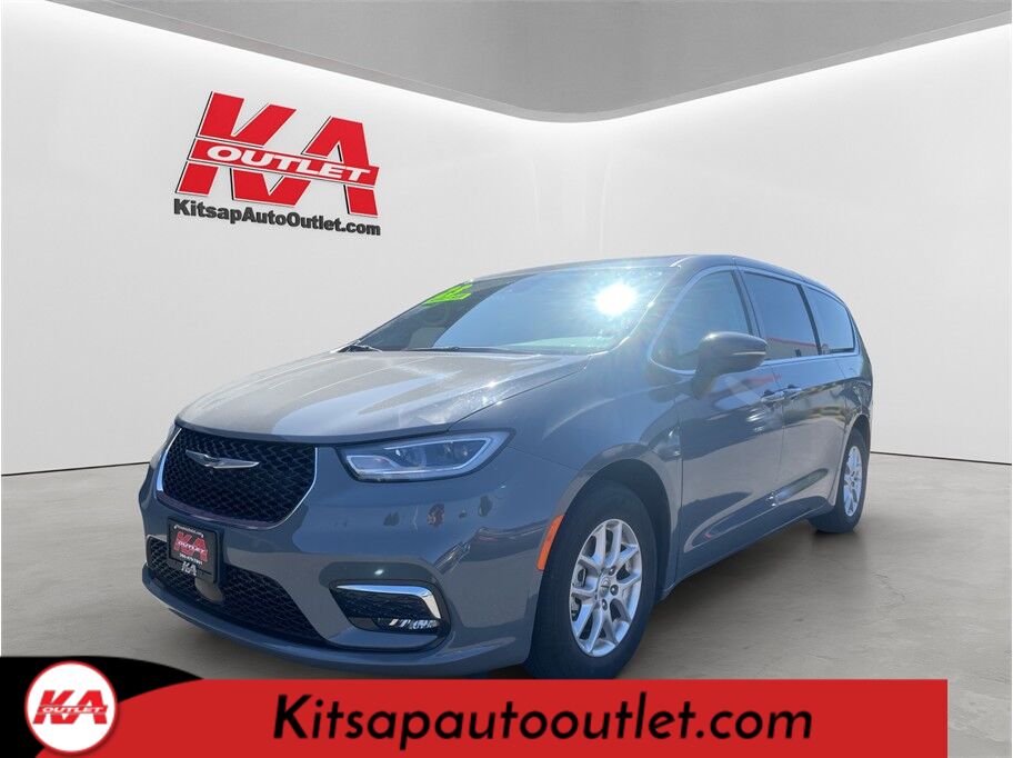 2023 Chrysler Pacifica Touring L Van 4D