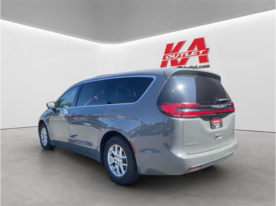 2023 Chrysler Pacifica Touring L Van 4D