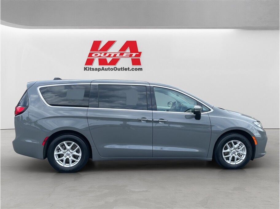 2023 Chrysler Pacifica Touring L Van 4D
