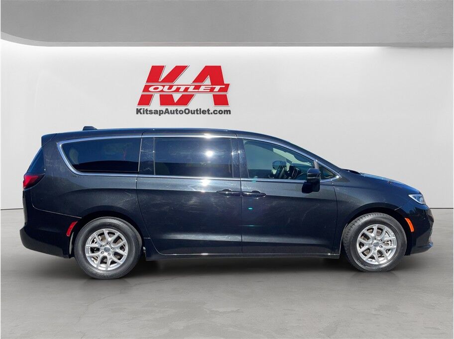 2023 Chrysler Pacifica Touring L Van 4D