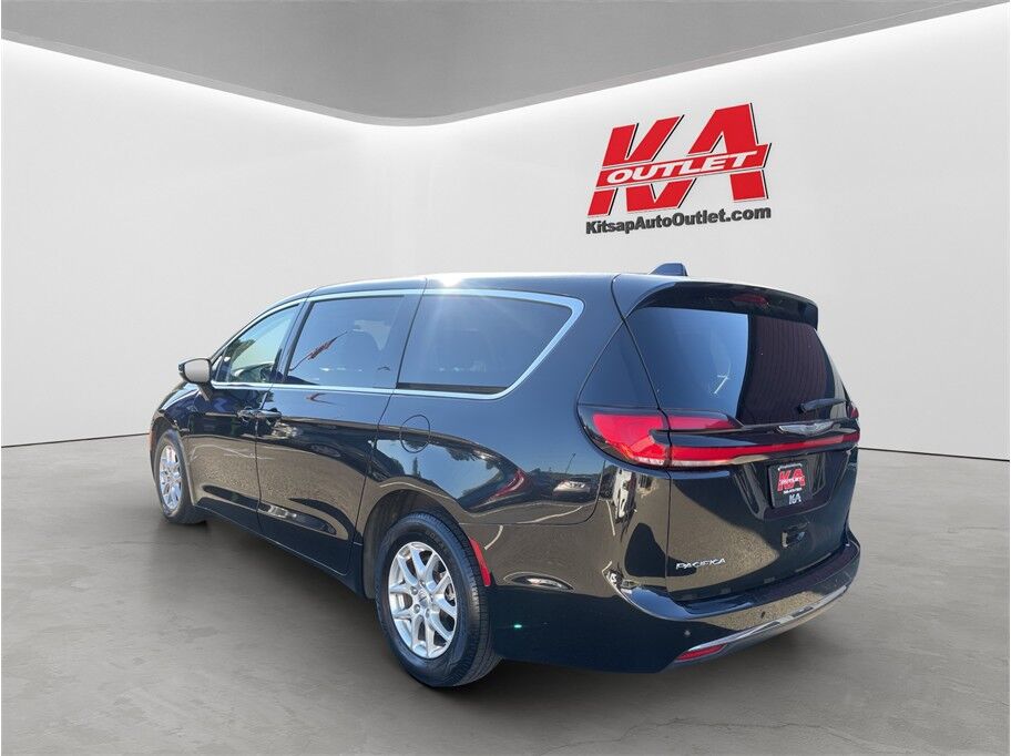 2023 Chrysler Pacifica Touring L Van 4D