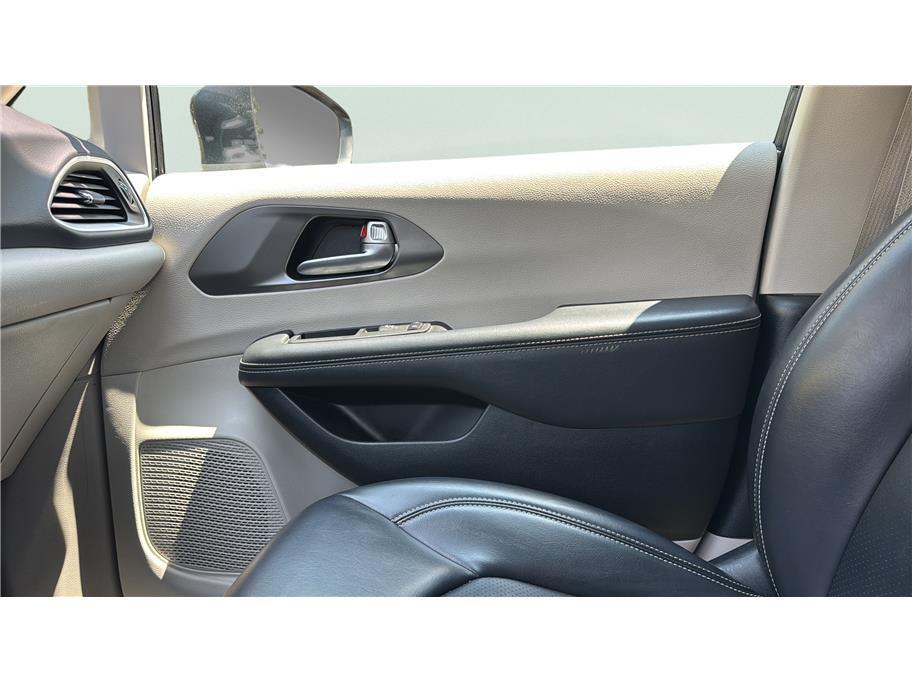 2023 Chrysler Pacifica Touring L Van 4D Folsom CA