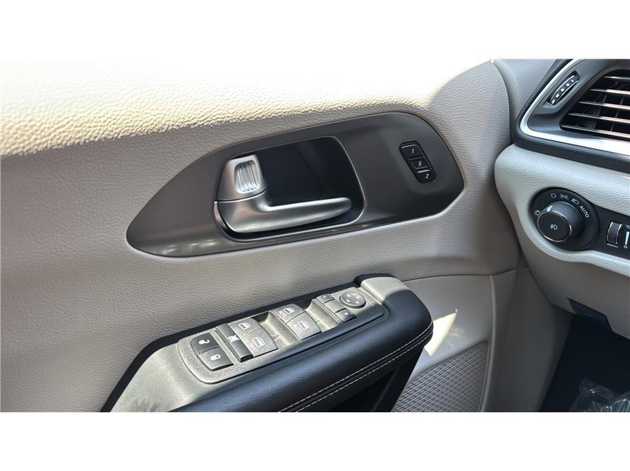 2023 Chrysler Pacifica Touring L Van 4D Folsom CA