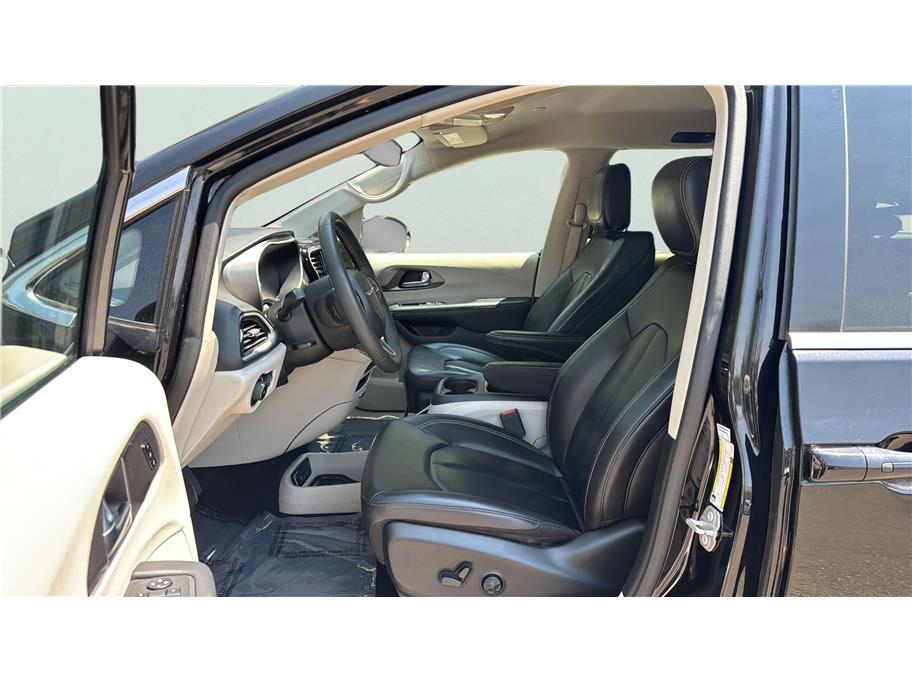 2023 Chrysler Pacifica Touring L Van 4D Folsom CA