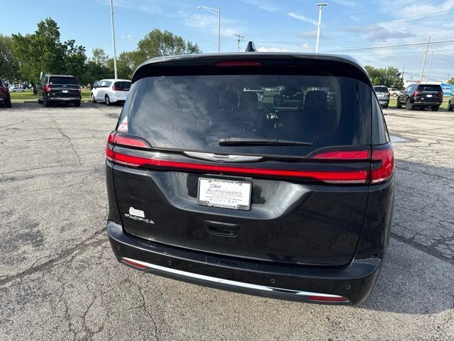 2023 Chrysler Pacifica Touring L Farmington MO