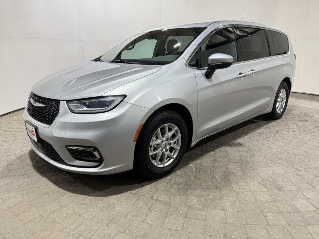 2023 Chrysler Pacifica Touring Maumee OH