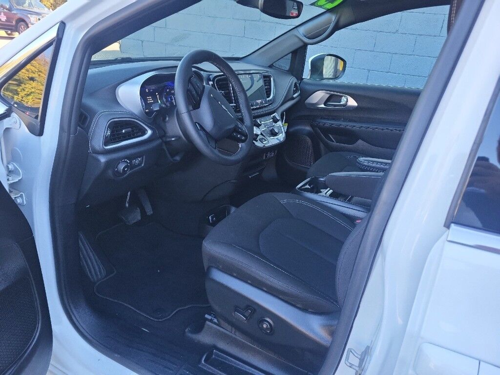 2023 Chrysler Pacifica Touring Owego NY