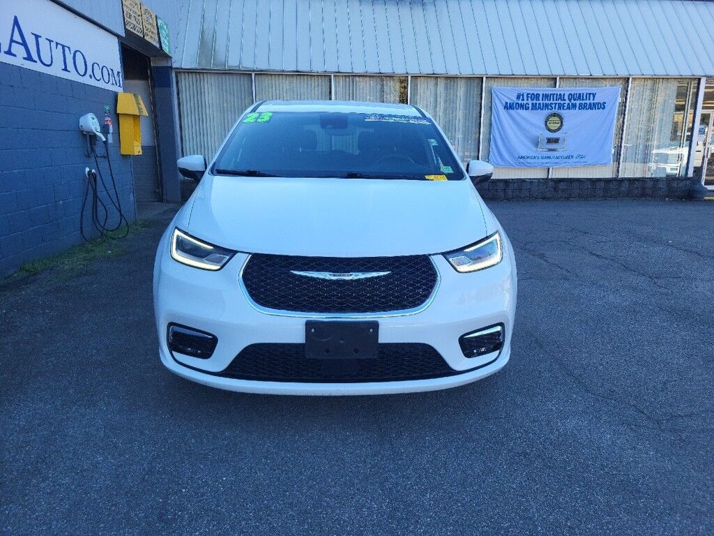 2023 Chrysler Pacifica Touring Owego NY