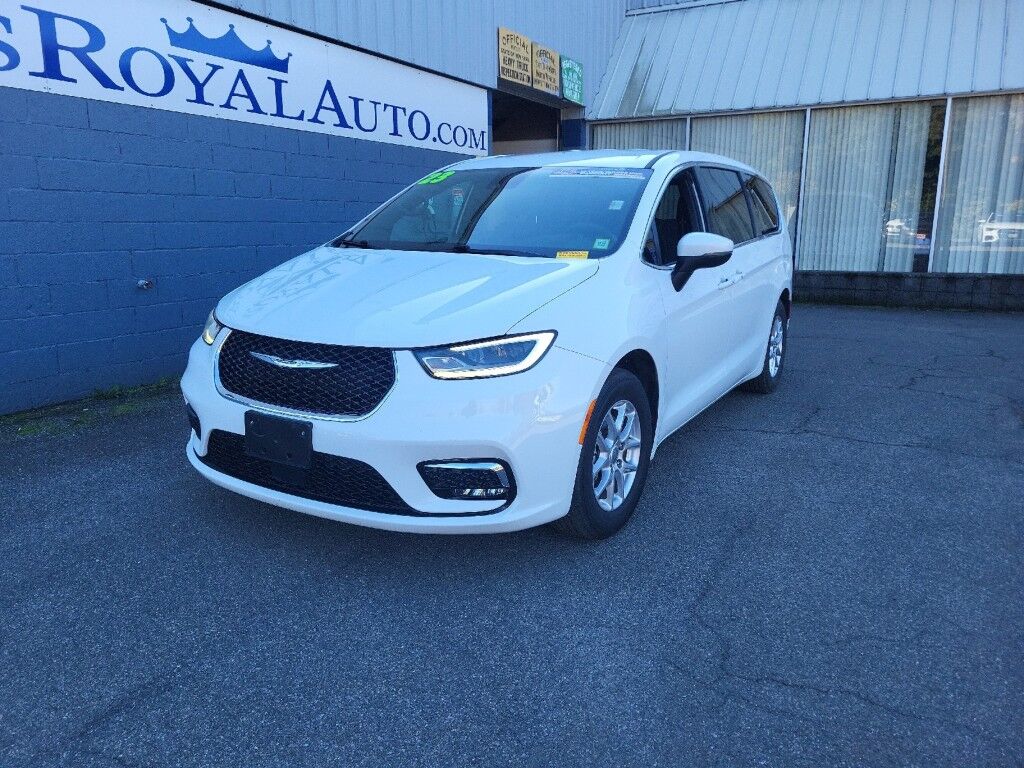 2023 Chrysler Pacifica Touring Owego NY