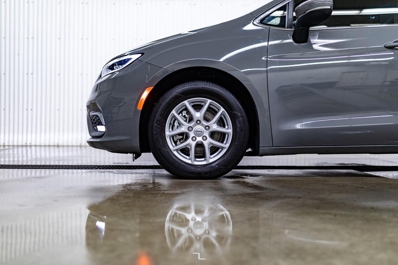 2023 Chrysler Pacifica Touring Power Doors BCam Red Deer AB