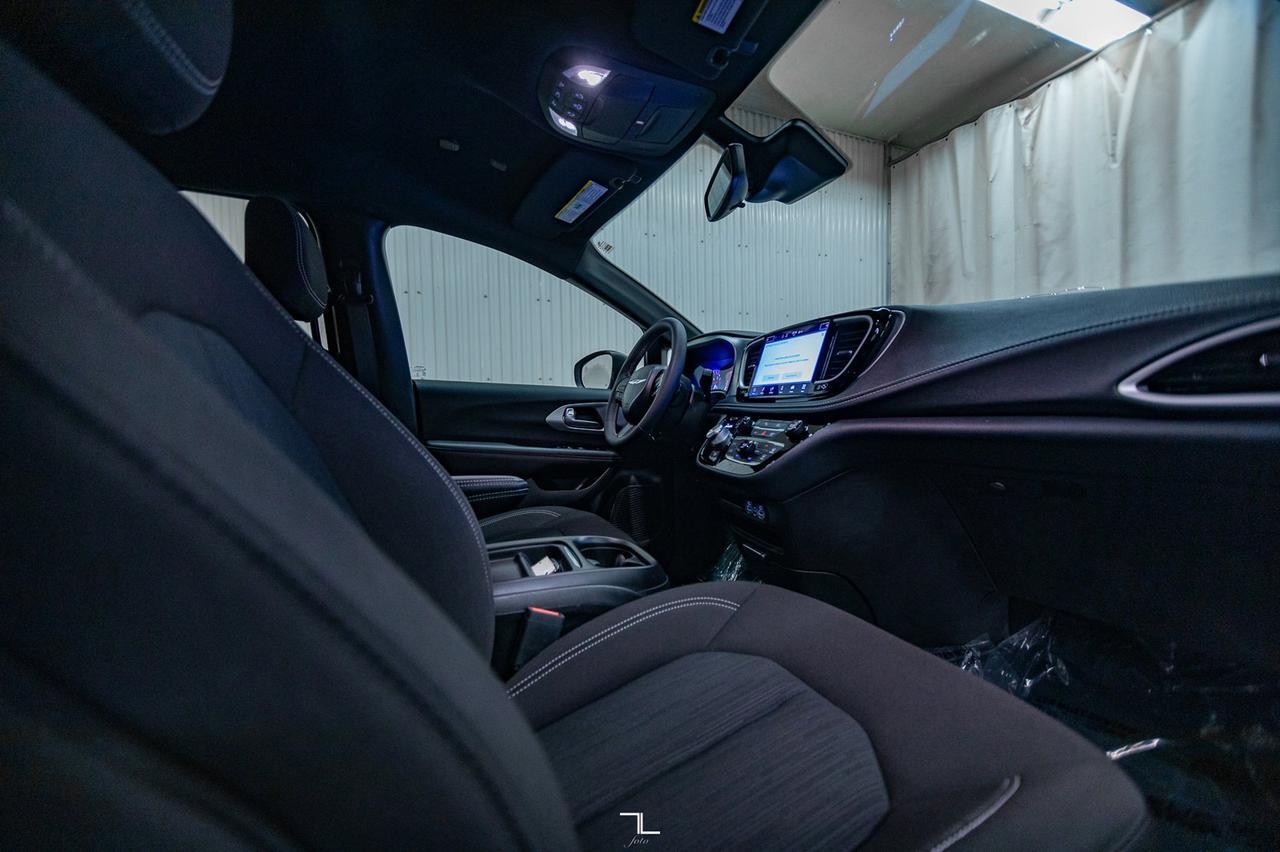 2023 Chrysler Pacifica Touring Power Doors BCam Red Deer AB