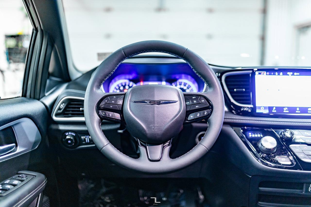 2023 Chrysler Pacifica Touring Power Doors BCam Red Deer AB