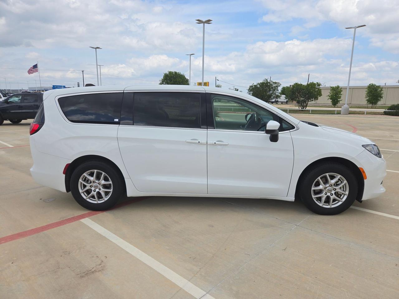 2023 Chrysler Voyager LX