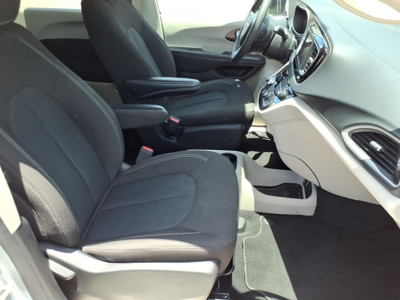 2023 Chrysler Voyager (fleet-only) LX