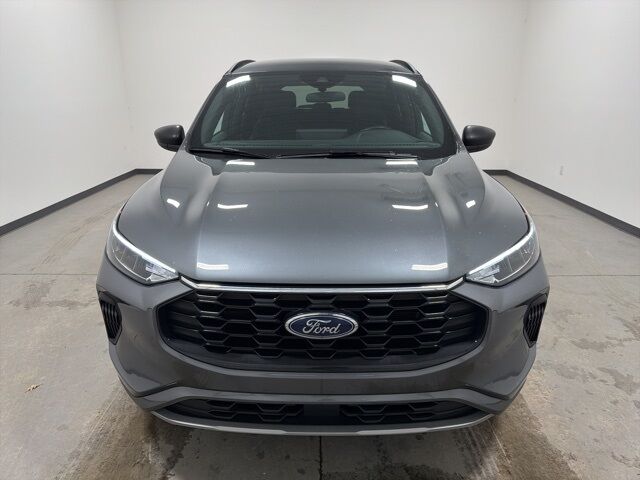 2023 Ford Escape ST-Line photo 2