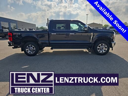 2023_Ford_F-250SD_4x4 Crew Cab Lariat_ Fond du Lac WI