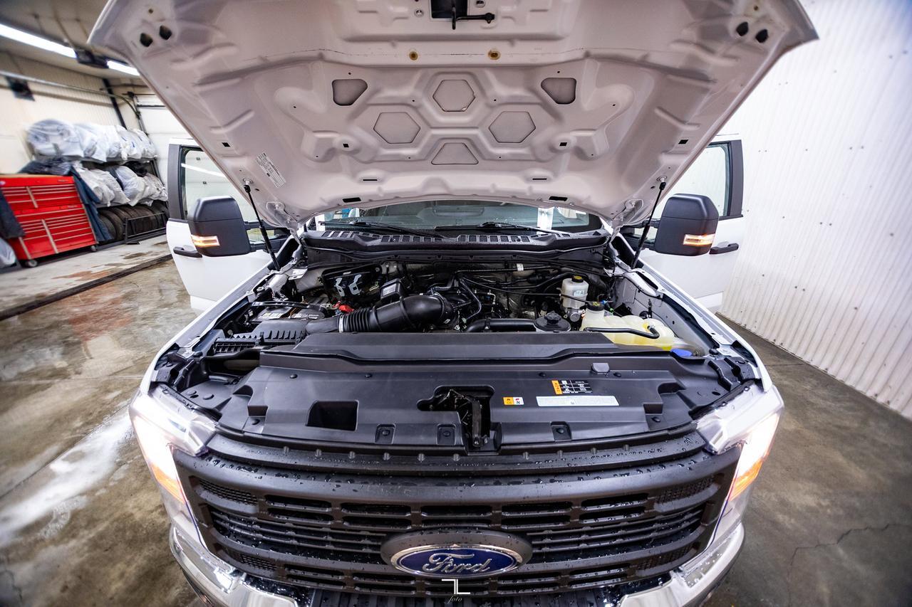 2023 Ford F-350 4x4 Crew Cab XL Deck Red Deer AB