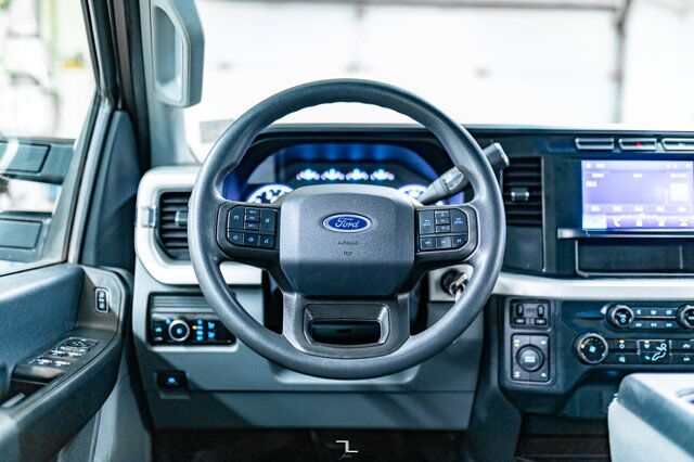 2023 Ford F-350 4x4 Crew Cab XL Longbox BCam Red Deer AB