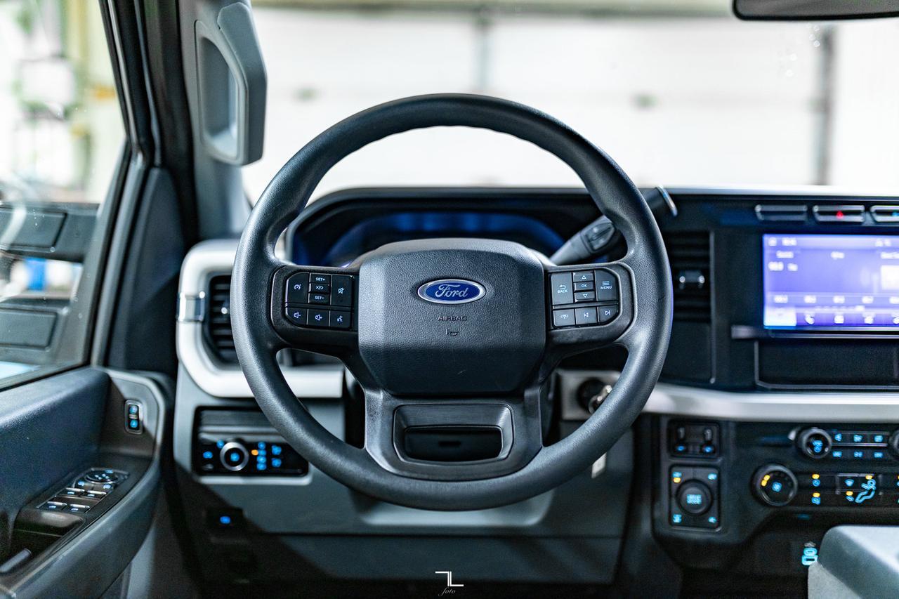 2023 Ford F-350 4x4 Crew Cab XLT Deck BCam Red Deer AB