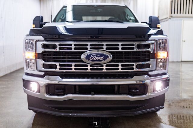 2023 Ford F-350 4x4 Crew Cab XLT FX4 Longbox Pseat BCam Red Deer AB