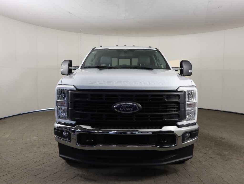 2023 Ford Super Duty F-250 XL 4WD Crew Cab w/Power Rear Sliding Window