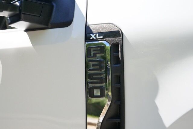 2023 Ford Super Duty F-350 XL 4X4 / Chrome Package / 6.8L V8! High Point NC