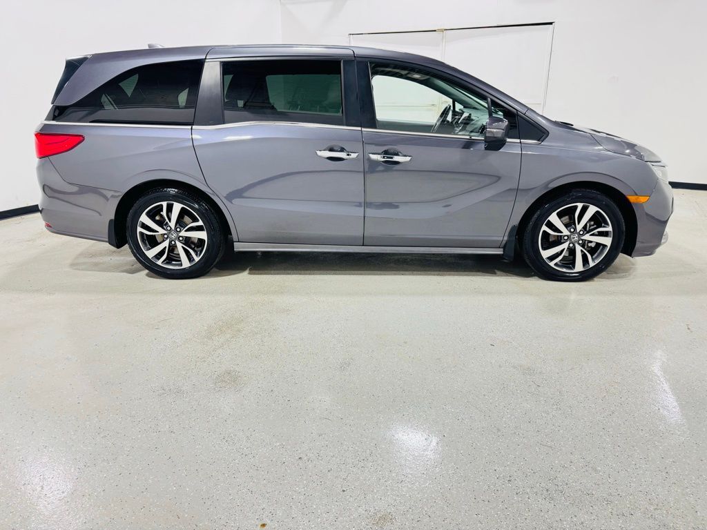 2023 Honda Odyssey Touring photo 2