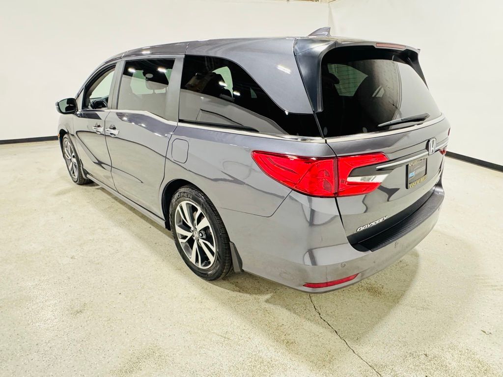 2023 Honda Odyssey Touring photo 3
