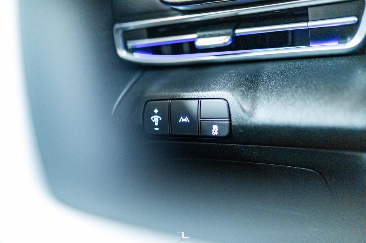 2023 Hyundai Elantra Luxury Leather Roof Nav BCam Red Deer AB