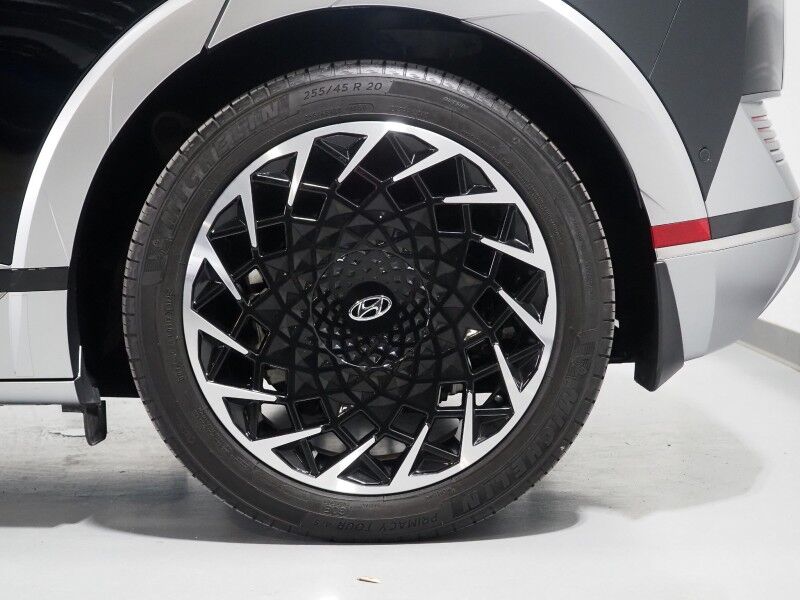 2023 Hyundai IONIQ 5 Limited AWD *HEADS-UP DISPLAY, PANORAMA GLASS ROOF, NAVIGATION, ADAPTIVE CRUISE, 360 VIEW CAMERAS, SMART PARKING, CLIMATE SEATS, HEATED STEERING, WIRELESS CHARGING, BOSE AUDIO, ANDROID & APPLE Round Rock TX