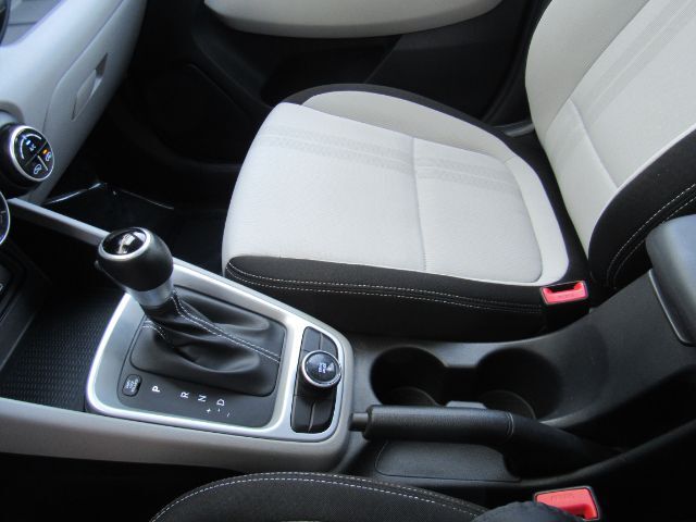 2023 Hyundai Venue SEL photo 30