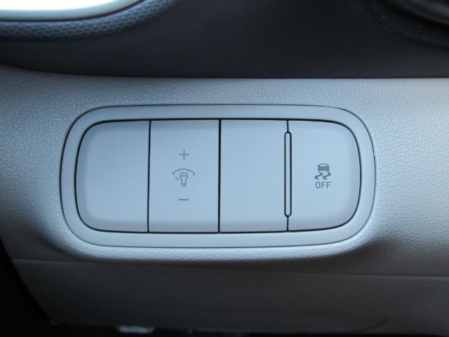 2023 Hyundai Venue SEL photo 25