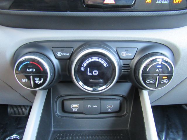 2023 Hyundai Venue SEL photo 31