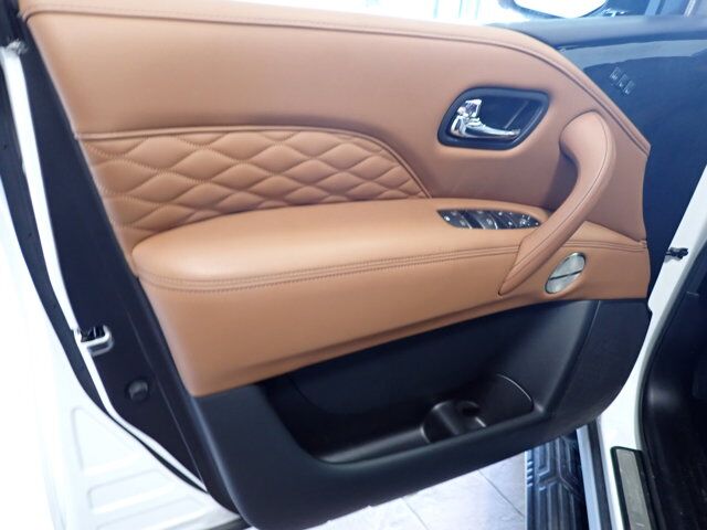 2023 INFINITI QX80 LUXE 4WD LEATHER NAVI SUNROOF 8 PASS Listowel ON