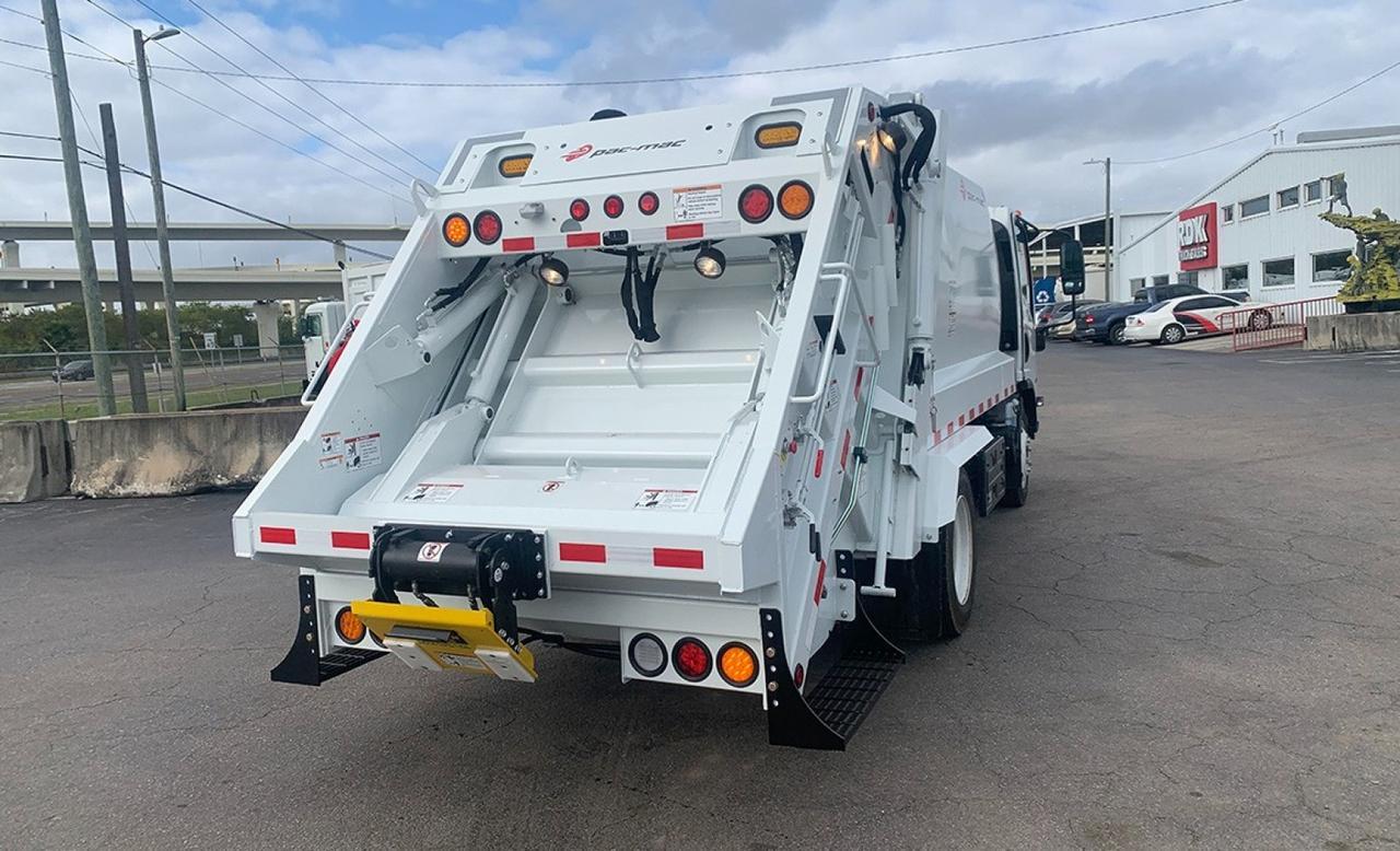 2023 Isuzu NRR 8 yd PacMac Rea Loader Garbage trucks Tampa FL