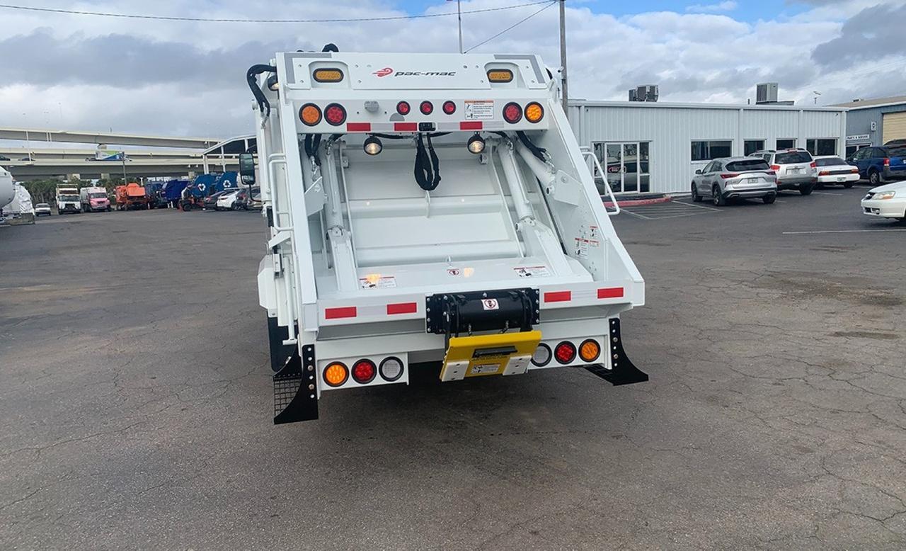 2023 Isuzu NRR 8 yd PacMac Rea Loader Garbage trucks Tampa FL