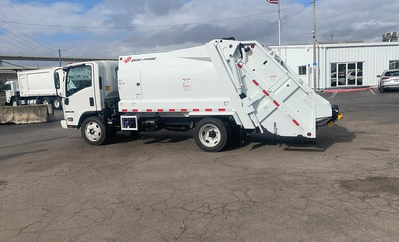 2023 Isuzu NRR 8 yd PacMac Rea Loader Garbage trucks Tampa FL
