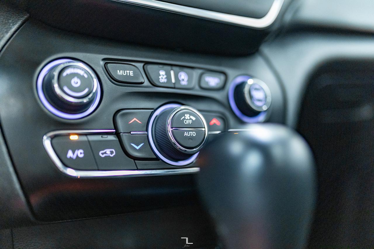 2023 Jeep Cherokee 4x4 Altitude Elite Leather Roof Nav Red Deer AB