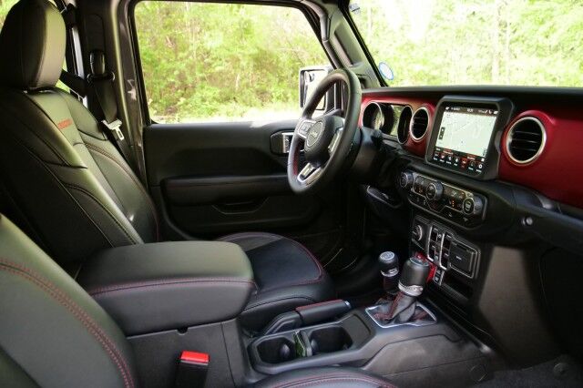 2023 Jeep Gladiator Rubicon 4X4 / Heated Leather Seats / Truck Cap! High Point NC