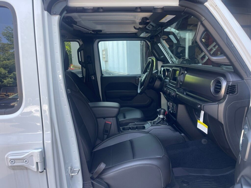 2023 Jeep Gladiator Willys Orange MA