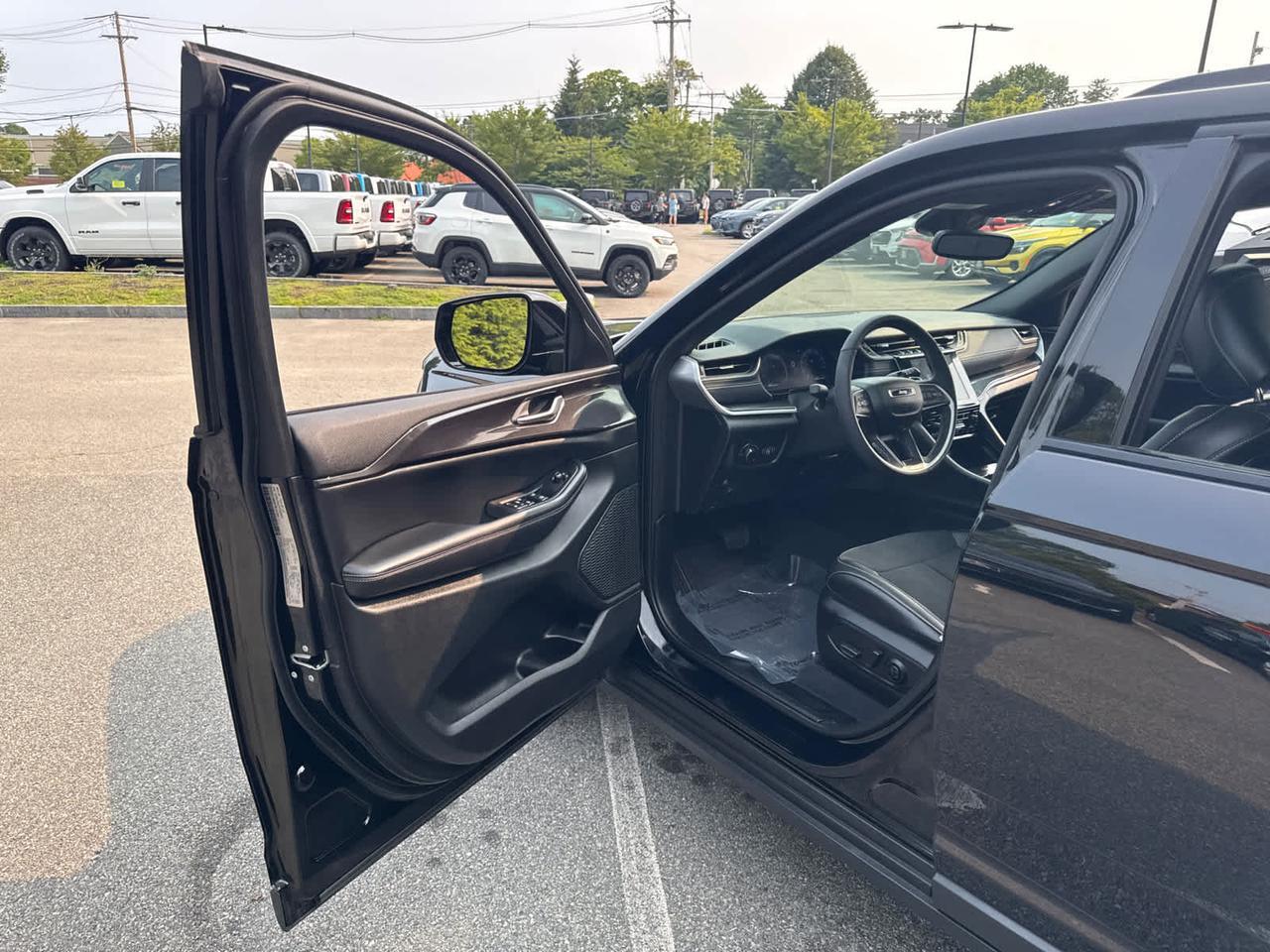 2023 Jeep Grand Cherokee Altitude Dartmouth MA