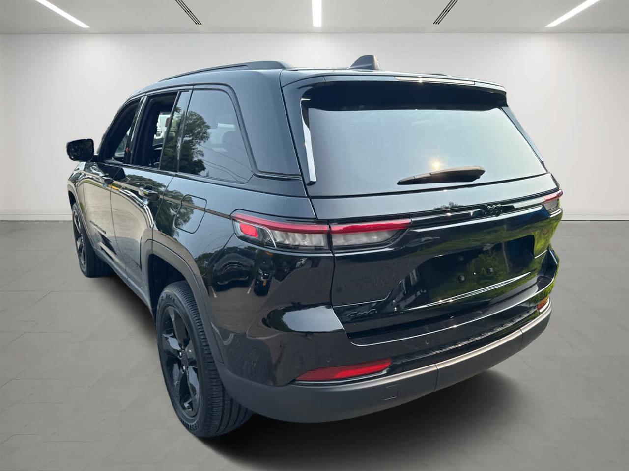 2023 Jeep Grand Cherokee Altitude Dartmouth MA
