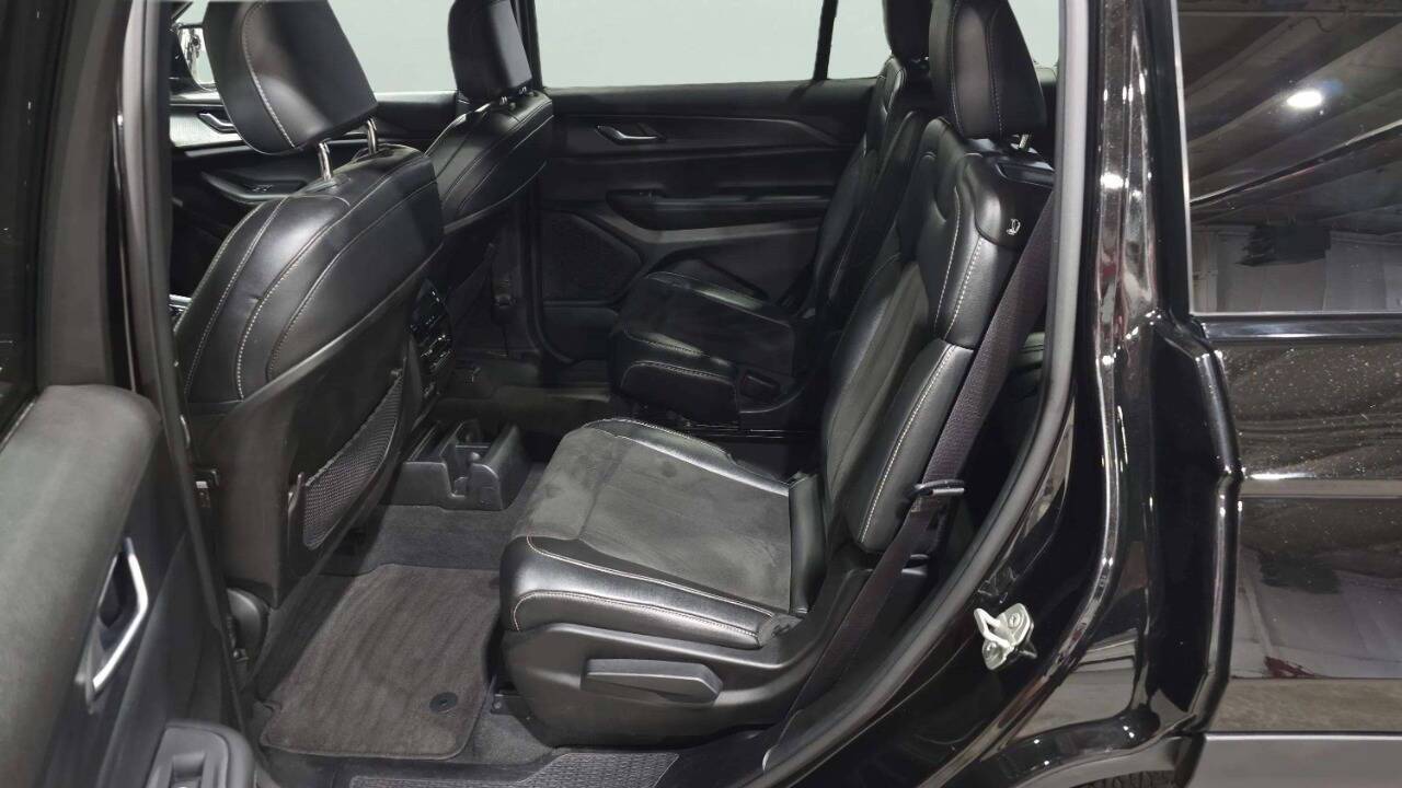 2023 Jeep Grand Cherokee L Laredo 4x4 4dr SUV Chesterfield MI