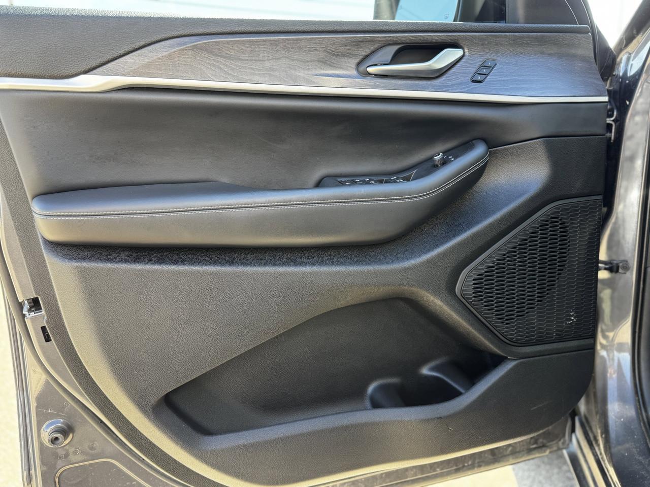2023 Jeep Grand Cherokee L Limited 4x4 | Low KMs | V6 | Leather | Backup Camera | Heated Seats | Pano Sunroof Redwater AB