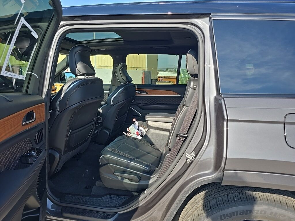 2023 Jeep Grand Cherokee L Summit 4WD 6 Passenger Fond du Lac WI