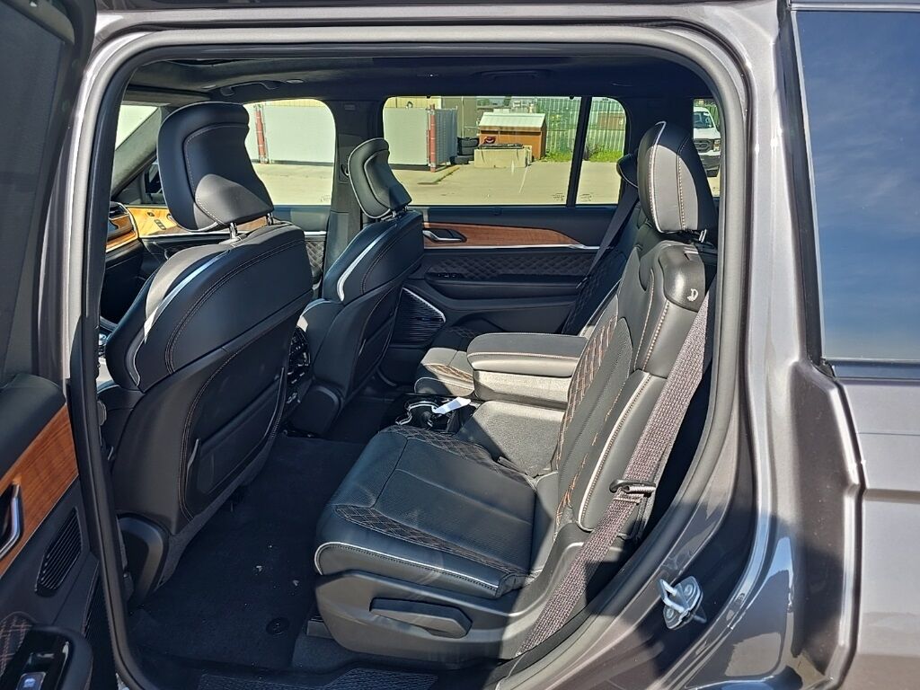 2023 Jeep Grand Cherokee L Summit 4WD 6 Passenger Fond du Lac WI