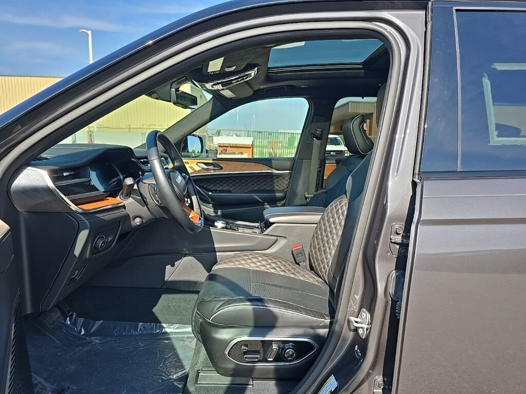 2023 Jeep Grand Cherokee L Summit 4WD 6 Passenger Fond du Lac WI