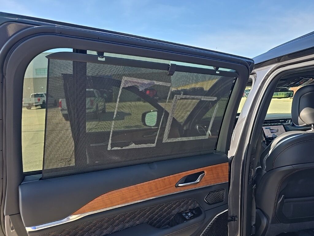 2023 Jeep Grand Cherokee L Summit 4WD 6 Passenger Fond du Lac WI
